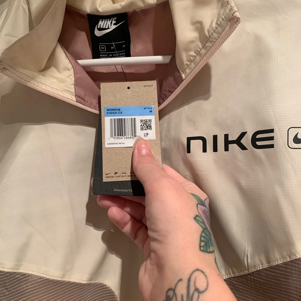 Brand new with tags women’s Nike Windbreaker Size M - Picture 3 of 4